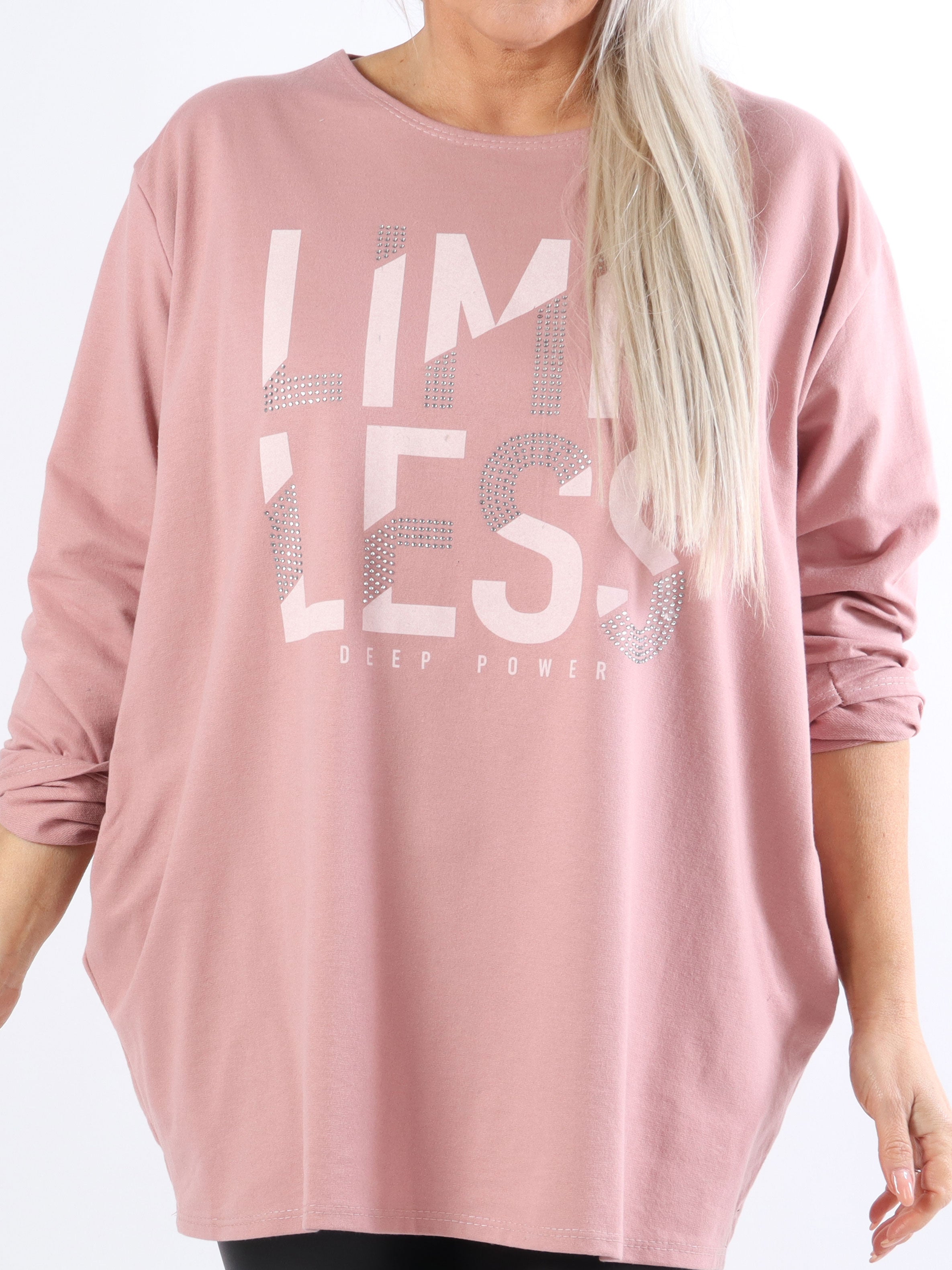Limitless - Plus size joggingbluse med tekst og similisten